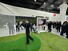 27일(현지시각) 스페인 바르셀로나에서 개막한 세계 최대 모바일·이동통신 전시회 ‘엠더블유시(MWC) 2023’ 전시장 제1홀에 차려진 화웨이 전시관을 찾은 한 관람객이 웨어러블 기기를 착용한 채 골프 스윙 자세를 점검하고 있다.