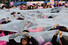 세계여성의날을 앞두고 4일 오후 서울 종로구 보신각 앞에서 열린 ‘2023 여성노동자대회’에서 참가자들이 여성차별의 상징인 유리천장을 깨고 나가자는 의미로 투명한 천을 찢는 상징의식을 하고 있다.강창광 선임기자