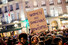세계 여성의 날을 이틀 앞둔 6일(현지시각) 프랑스 파리에서 열린 야간 페미니스트 시위에서 한 참가자가 "여성은 위험하며 강력하다”라고 쓴 손팻말을 들고 있다. 파리/EPA 연합뉴스