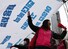  8일 오후 서울 보신각 인근에서 열린 ‘세계 여성의 날 민주노총 전국노동자대회’에서 참가자들이 행진 중에 차별의 벽을 부수는 퍼포먼스를 하고 있다. 연합뉴스