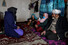 출산 직후 아들을 잃은 아지자 라히미(35)가 지난 2일(현지시각) 아프가니스탄 바미얀의 폴라디 계곡에 있는 자택에서 조산사 훈련생과 대화하고 있다. 바미얀/로이터 연합뉴스
