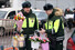 세계 여성의 날 전날인 7일(현지시각) 러시아 모스크바 리시스키의 화훼시장에서에서 군용 도로 경찰관들이 꽃다발을 사 가고 있다. 타스/연합뉴스