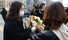 한국여성의전화 관계자들이 8일 오전 서울 광화문광장에서 3.8 세계여성의 날을 기념해 여성들에게 장미 모양의 비누꽃을 나눠주고 있다. 김정효 기자 hyopd@hani.co.kr
