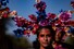 8일(현지시각) 칠레 산티아고에서 열린 ‘세계 여성의 날’ 집회에서 젠더폭력에 항의하는 한 여성이 행진하고 있다. 산티아고/AP 연합뉴스