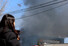13일 오전 대전시 대덕구 목상동 한국타이어 공장에서 난 불로 인한 매캐한 연기가 인근 마을을 뒤덮자 시민들이 불안한 표정으로 발길을 옮기고 있다. 연합뉴스