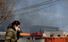 13일 오전 대전시 대덕구 목상동 한국타이어 공장에서 난 불로 인한 매캐한 연기가 인근 마을을 뒤덮자 시민들이 고통스러운 표정으로 발길을 옮기고 있다. 연합뉴스