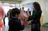 김건희 여사가 17일 일본 도쿄 동경한국학교를 방문, 꽃다발을 받고 있다. 연합뉴스
