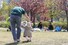 따듯하고 맑은 봄 날씨를 보인 9일 한 어린이가 서울 영등포구 여의도한강공원에서 아빠와 놀고 있다. 연합뉴스
