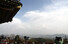 16일 북악산 팔각정에서 바라본 서울 시내. 황사와 미세먼지로 뿌옇다. 그 위로 파란 하늘이 보인다. 연합뉴스