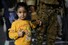 24일 요르단 암만의 마르카 군 공항에 도착한 요르단의 한 어린이가 군인의 손을 잡고 이동하고 있다. 암만/로이터 연합뉴스