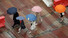 25일 오전 광주 서구 치평동에서 출근길 시민들이 내리는 봄비에 우산을 쓰고 길을 건너고 있다. 연합뉴스