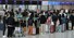 황금연휴를 맞아 2일 오전 인천국제공항 제1여객터미널 출국장 카운터에 이용객들이 줄을 서 있다. 연합뉴스