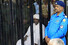 30년 철권통치를 휘두른 독재자 오마르 바시르 전 수단 대통령(왼쪽)이 2019년 8월19일 법정에 출두해 재판을 기다리고 있다. REUTERS 연합뉴스
