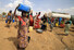 수단 정부군과 군벌의 전투를 피해 차드 국경 지역으로 피신한 주민들이 식수를 받아 가고 있다. 쿠프룬/로이터 연합뉴스
