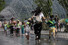 스승의 날인 15일 낮 서울 종로구 광화문광장 분수대에서 한 어린이집 선생님이 어린이들의 손을 잡고 분수 터널을 달리고 있다. 김혜윤 기자