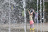  전국 대부분 지역 한낮 기온이 25도를 넘어선 15일 오후 서울 광진구 어린이대공원을 찾은 어린이가 음악분수에서 춤을 추고 있다. 연합뉴스