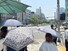 16일 오후 서울 영등포구 건널목 앞에서 양산을 쓴 시민들이 신호를 기다리고 있다. 고병찬 기자