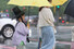 27일 오후 서울 광화문네거리에서 갓을 쓴 어린이가 우산을 들고 횡단보도를 건너고 있다. 연합뉴스