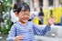 연휴 마지막 날인 29일 오후 한 어린이가 서울 종로구 광화문광장 분수에서 놀고 있다. 연합뉴스