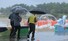 비가 내린 30일 대구 북구 학정동 들녘에서 우산을 쓴 시민들이 익어가는 벼 사이로 걸어가고 있다. 연합뉴스