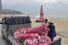 31일 폐장하는 부산 해운대해수욕장에서 구청 관계자들이 비치파라솔을 철거하고 있다. 2023.8.31 부산/연합뉴스 