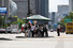 광화문네거리 그늘막에 시민들이 햇빛을 피해 옹기종기 모여있다. 김혜윤 기자