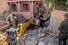 9일(현지시각) 모로코 마라케시 남서부에서 지진이 발생한 뒤 시민과 구조대가 굴삭기를 활용해 무너진 건물 잔해를 뒤지며 수색하고 있다. EPA 연합뉴스