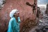 9일(현지시각) 북아프리카 모로코 마라케시 구시가지에서 한 여성이 지진으로 무너진 집 앞에 서서 울고 있다. 지난 8일 늦은 밤 모로코에서는 규모 6.8 지진이 발생했다. 마라케시/AFP 연합뉴스