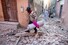 강진이 발생한 모로코 남부 산악 지역에서 72㎞ 떨어진 유적 도시 마라케시의 옛 시가지에서 주민들이 건물 잔해가 무너져 내린 골목길에서 피해 상황을 살피고 있다. 마라케시/AFP 연합뉴스
