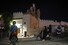 모로코 마라케시 자마엘프나 광장에 위치한 카르보흐 모스크가 손상된 모습을 10일 사람들이 보고 있다. EPA 연합뉴스