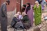 지난 8일 밤 규모 6.8의 지진이 발생한 모로코의 아미즈미즈 인근 마을에서 지진 발생 사흘째인 10일 생존자들이 모여 슬픔을 나누고 있다. AFP 연합뉴스