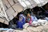진도 6.8의 강진이 모로코를 강타한 지 이틀이 지난 10일(현지시각) 마라케시사피주 아다실 남쪽 한 마을의 구호 텐트에 생존자들이 모여 있다. 2023-09-11 아다실/AFP 연합뉴스 