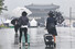 20일 오후 서울 종로구 광화문광장에서 관광객들이 비바람을 맞으며 걷고 있다. 연합뉴스