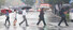 비가 내린 20일 오후 우산을 쓴 시민들이 서울 종로구 광화문네거리에서 길을 건너고 있다. 연합뉴스