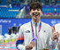 이주호가 24일 중국 항저우 올림픽 스포츠센터 수영장에서 열린 2022 항저우아시안게임 남자 배영 100ｍ 결승에서 동메달을 획득한 뒤 메달을 목에 걸고 포즈를 취하고 있다. 항저우/연합뉴스