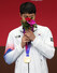 2022 항저우 아시안게임 펜싱 남자 사브르 개인전에서 금메달을 차지한 오상욱이 25일 중국 항저우 전자대학 체육관에서 열린 메달 시상식에서 금메달을 목에 건 뒤 꽃냄새를 맡고 있다. 항저우/연합뉴스