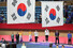 25일 중국 항저우 전자대학 체육관에서 열린 2022 항저우 아시안게임 펜싱 남자 사브르 개인전 메달 수여식에서 금메달을 획득한 오상욱과 구본길이 국기에 경례하고 있다. 항저우/연합뉴스