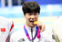 지유찬이 25일 중국 항저우 올림픽 스포츠센터 수영장에서 열린 2022 항저우 아시안게임 수영 이틀째, 남자 자유형 50ｍ 결승에서 금메달 획득 후 메달을 물어보고 있다.  항저우/연합뉴스