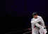 25일 중국 항저우 전자대학 체육관에서 열린 2022 항저우 아시안게임 펜싱 남자 사브르 개인전 결승에서 우승을 차지한 오상욱(오른쪽)과 구본길이 포옹하며 인사하고 있다. 항저우/연합뉴스