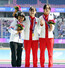 전민재(왼쪽)가 23일 중국 후안롱 스포츠센터 스타디움에서 열린 2022 항저우 장애인아시아경기대회 여자 200M T36 시상식에서 은메달을 목에 걸고 포즈를 취하고 있다. 항저우/공동취재사진