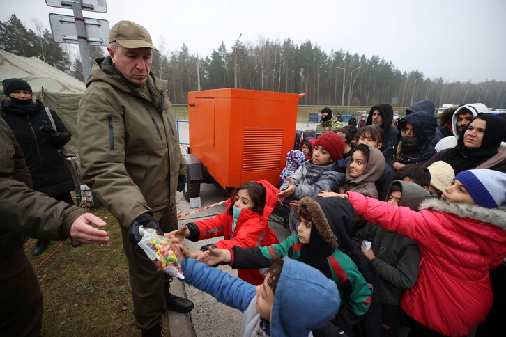 17일(현지시간) 폴란드와 국경을 접한 벨라루스 그로드노주 ''브루즈기-쿠즈니차'' 검문소에서 노숙하는 중동 출신 난민 아이들이 구호 식품을 받기 위해 몰려들고 있다. 이들은 전쟁과 빈곤을 피해 중동에서 벨라루스로 들어왔으며, 유럽연합(EU) 회원국인 폴란드로 들어가 선진국에서의 새 삶을 꿈꾼다. 그로드노 로이터/벨타/연합뉴스