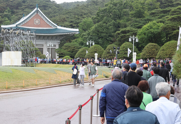  15일 오후 청와대를 찾은 시민들이 본관 입장을 위해 줄을 서 있다. 연합뉴스