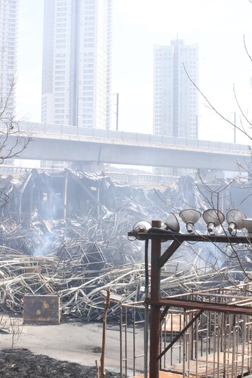 한국타이어 대전공장 화재 발생 사흘째인 14일 오후 불에 타버린 공장 건물 잔해물들이 널부러져 있다. 연합뉴스