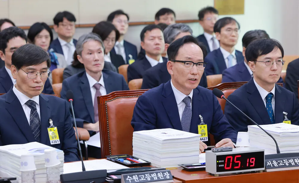 야당 “이 대통령 재판 중단, 직무유기”…서울고법원장 “헌법 84조 근거”