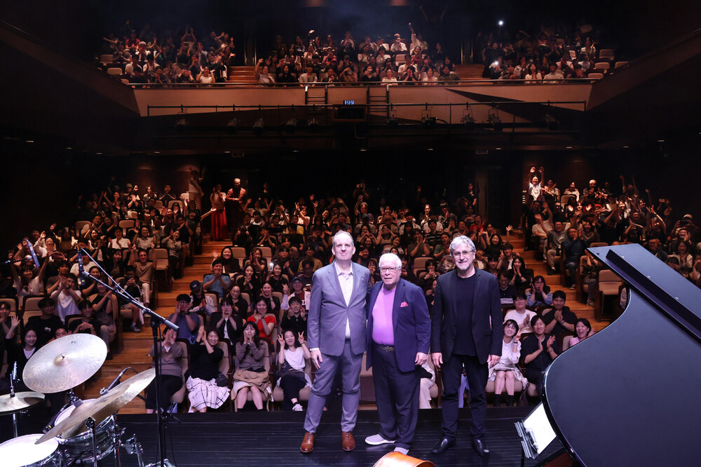 지난 19일 서울 성동구 성수아트홀에서 베이스 연주자 에디 고메스(가운데)가 피아니스트 스테판 칼슨(오른쪽), 드러머 스티브 프루잇(왼쪽)과 공연을 마친 뒤 기념 촬영을 하고 있다. 재즈브릿지컴퍼니 제공