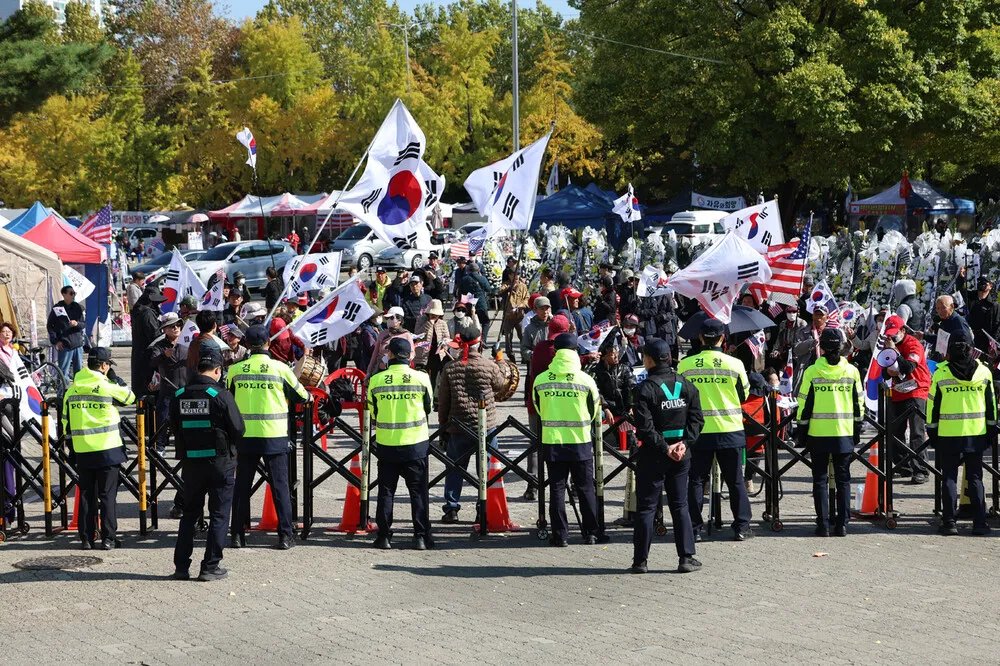 “니들은 사형”…특검 압수수색에 ‘올공 시위’ 다시 거세져