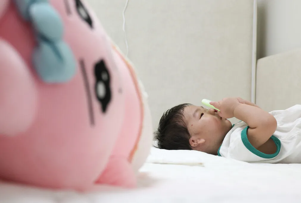 작은 귀에 보청기, 잘 듣지 못하지만…난치병 앓는 엄마는 속삭입니다