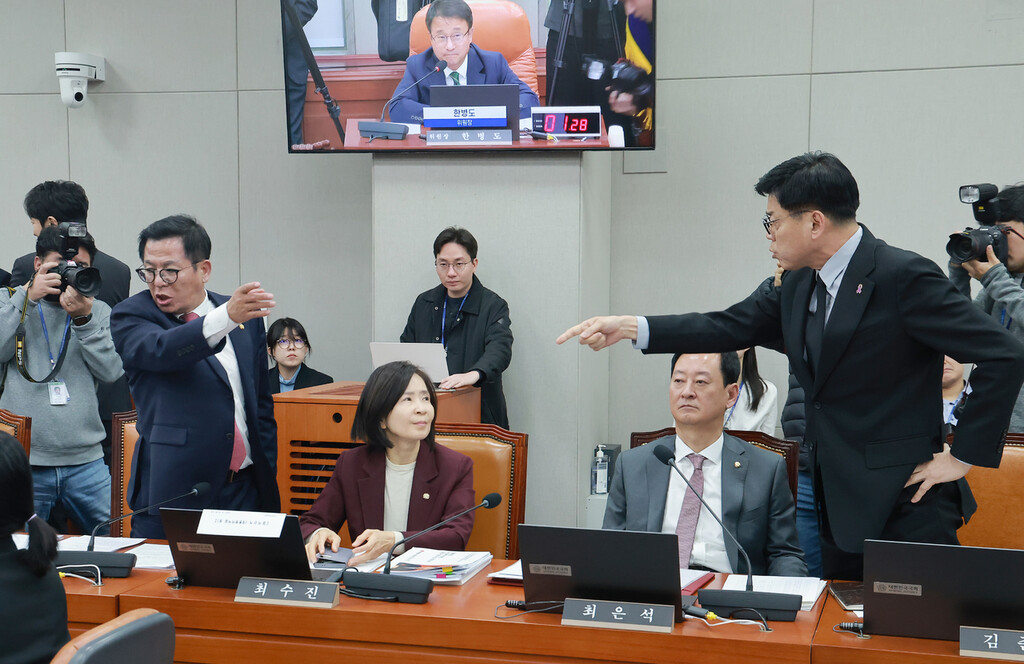 29일 국회 운영위원회에서 열린 대통령비서실, 국가안보실, 대통령경호처에 대한 국정감사에서 김준형 조국혁신당 원내대표(맨 오른쪽)가 의사진행발언을 통해 윤용근 국민의힘 의원의 자료 제출 요구를 언급하자, 이상휘 국민의힘 의원(맨 왼쪽)이 항의하며 두 의원이 설전을 벌이고 있다. 연합뉴스