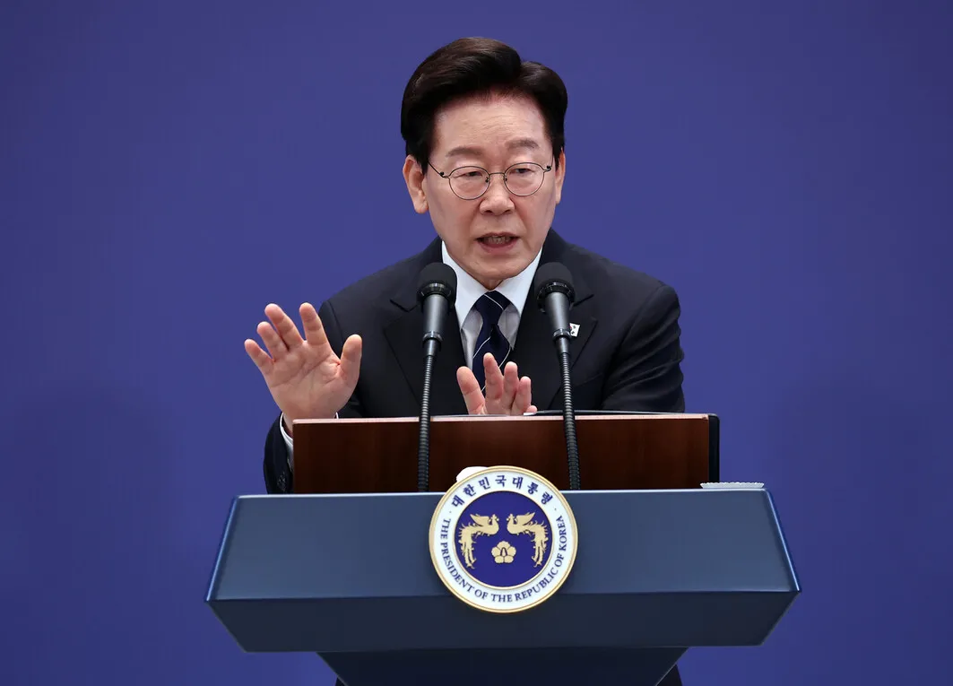 웃음기 뺀 100분…이 대통령 ‘모든 건 내 탓’, 7번째 회견