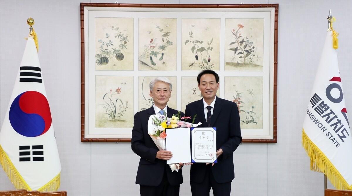 김양호(사진 왼쪽) 강원경제자유구역청장과 우상호 강원지사. 강원도 제공
